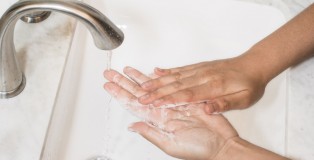 wash hands image - www.salonbusiness.co.uk