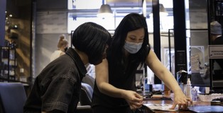 Stylist and client in discussions - www.salonbuisness.co.uk