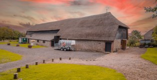 falmer-court-thatched-barn-sunset